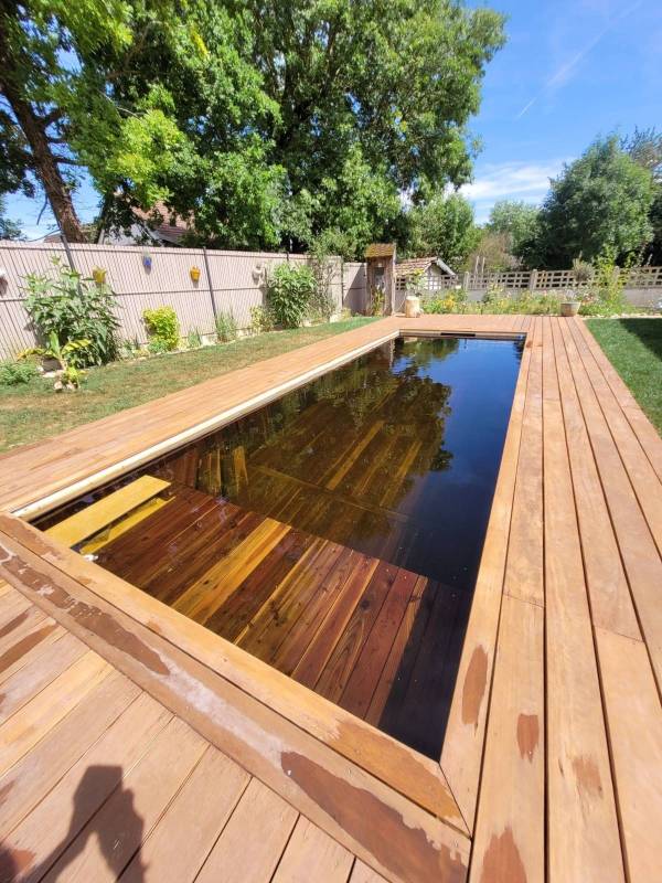 Installation d'une piscine en bois immergé avec terrasse en bois