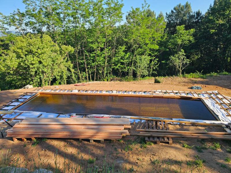 Installation d'une piscine naturelle en bois avec filtration biologique dans le Gard