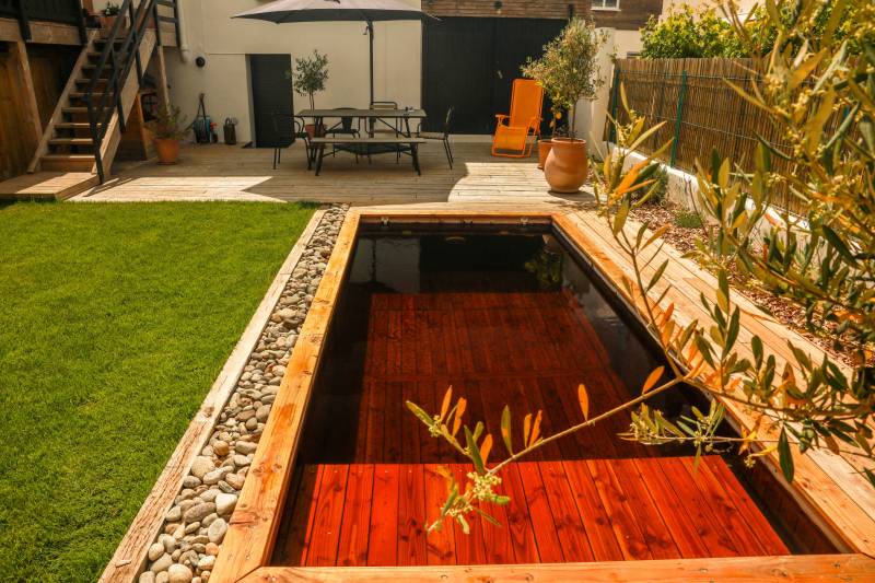 piscine taille moyenne pour un jardin rural ou urbain avec margelle