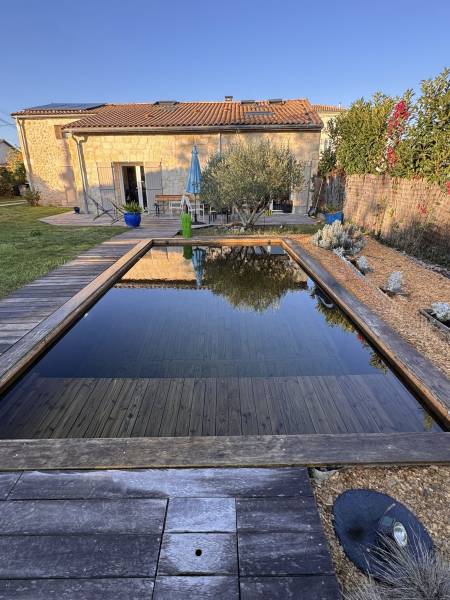 Piscine écologique en bois immergé avec une filtration bio sans chlore et sans plantes