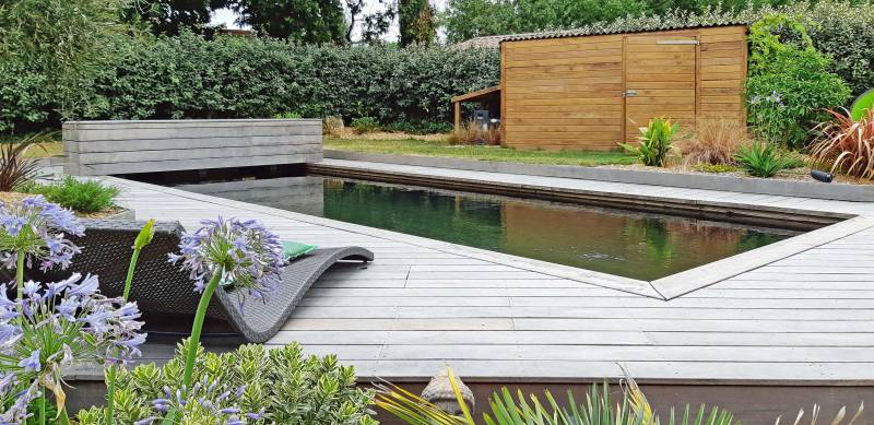 Construction d'une piscine écologique avec terrasse en bois en Vendée