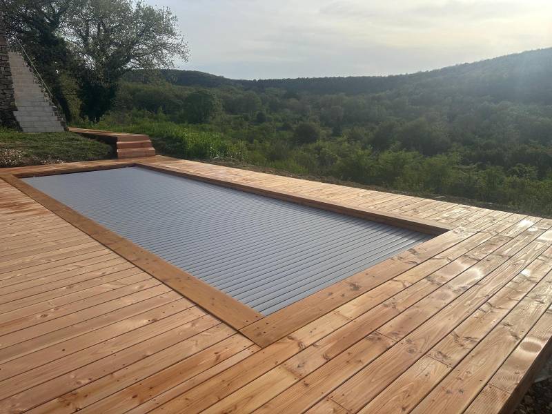 Constructeur de piscine naturelle en bois immergé avec filtration écologique à Nîmes