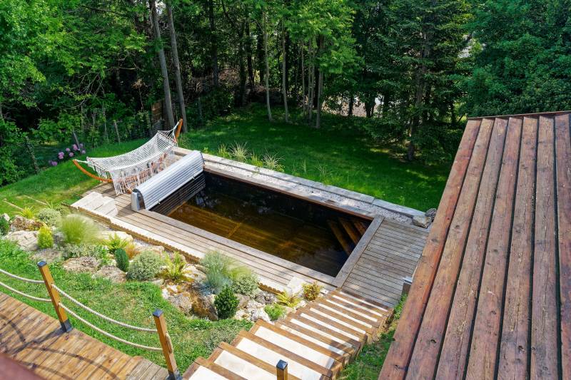 piscine dans un jardin en pente dans un milieu rural ou urbain