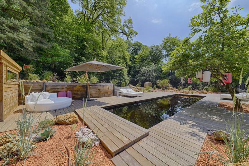 Piscine avec filtration sans chlore qui préserve l'environnement