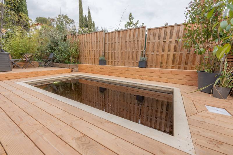 Construction piscine écologique avec terrasse en bois dans les bouches du rhone