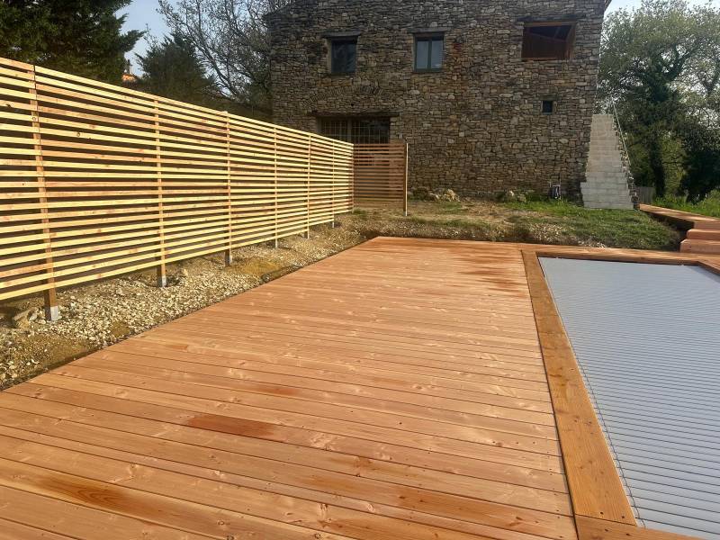 Construction piscine en bois écologique avec terrasse bois dans le Gard