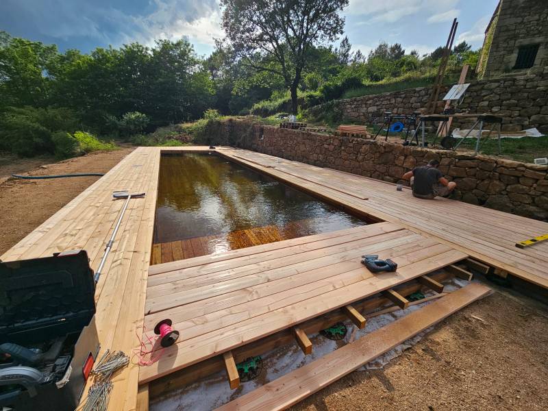 Construction d'une piscine en fond bois avec terrasse en bois haut de gamme à Nîmes