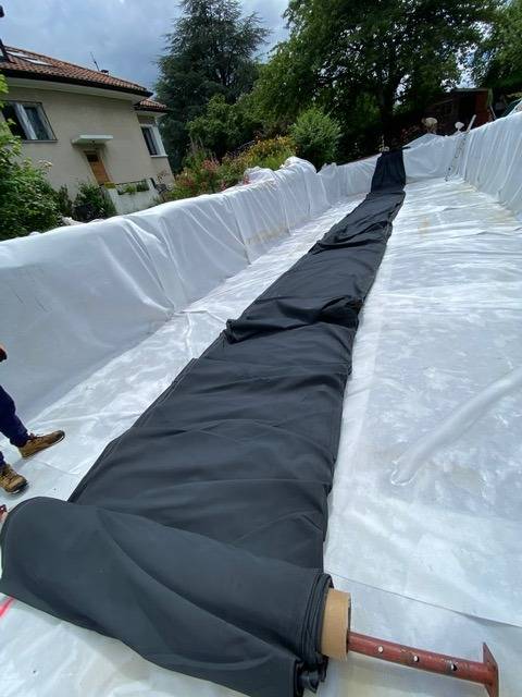 Montage d'une piscine écologique avec membrane en caoutchouc EPDM à Paris