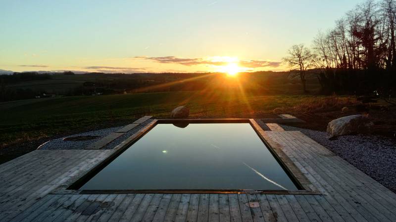 Piscine en bois avec coucher de soleil dans un jardin à proximité d'Orthez