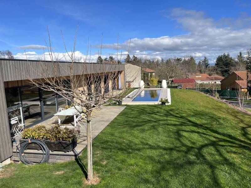 Piscine en bois avec filtration biologique sans chlore dans la Loire