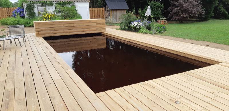 Piscine avec terrasse en bois avec filtration écologique en Charente Maritime