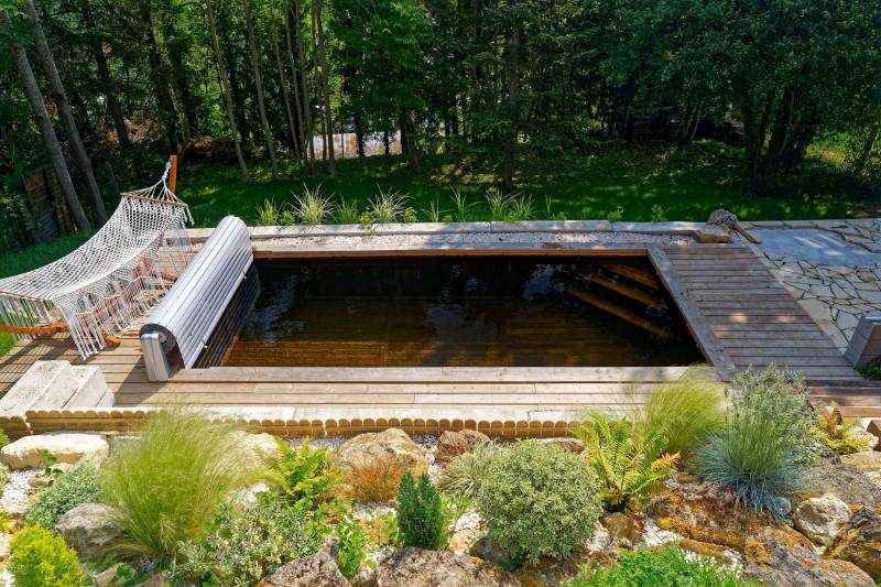 Piscine écologique avec un volet hors sol et terrasse en bois en région parisienne