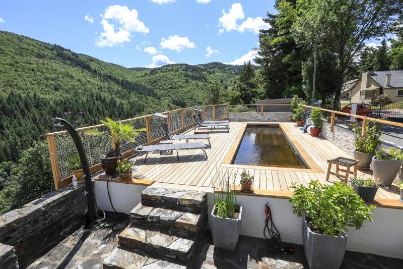 Construction piscine écologique en bois avec beau jardin à Béziers dans l'Hérault