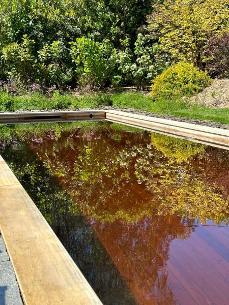 Eau naturelle dans une piscine biologique grace aux avantages d'une filtration bio