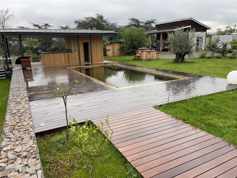 Piscine naturelle et biologique avec terrasse en bois dans la Loire