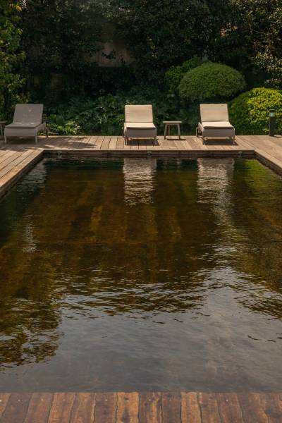 Construction piscine naturelle en bois immergé avec filtration sans chlore et sans produits chimiques agressifs à Verrières le Buisson à proximité de Paris