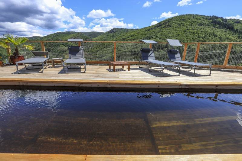 Piscine fond en bois avec filtration sans chlore ni sel dans l'Hérault