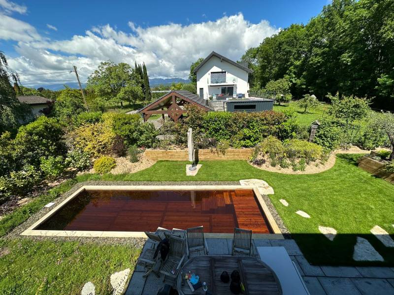 Construction piscine naturelle en suisse design et avec jardin autour