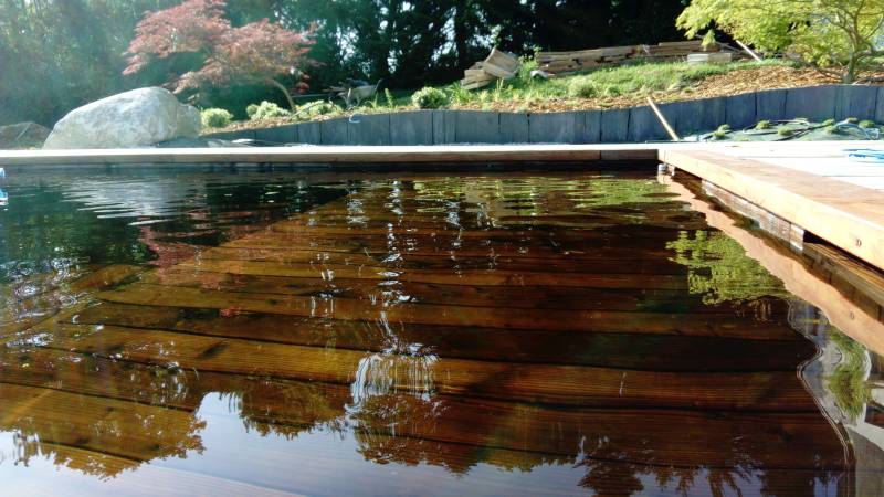 Piscine à effet miroir à côté de Pau dans les Pyrénées Atlantiques