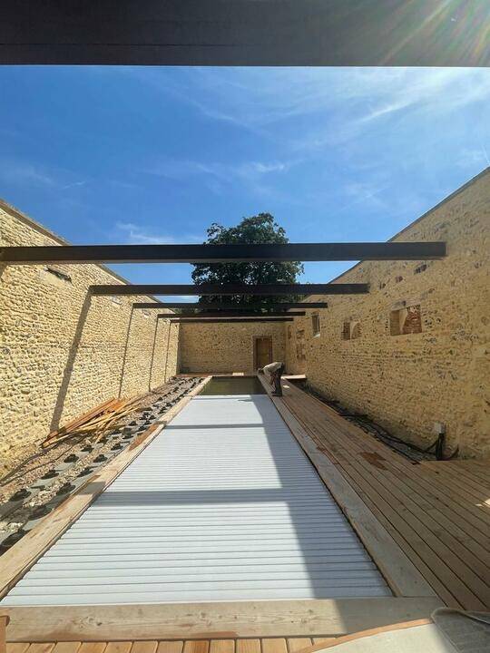 Piscine en couloir de nage avec une filtration naturelle et biologique en région parisienne