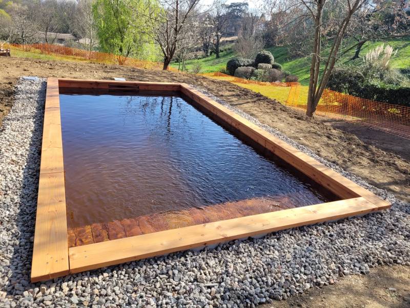 Installation d'une piscine rectangulaire en bois avec filtration bio