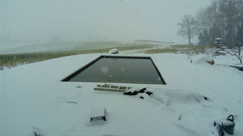 piscine ecologique avec une filtration naturelle sous la neige dans les Pyrénées Atlantiques