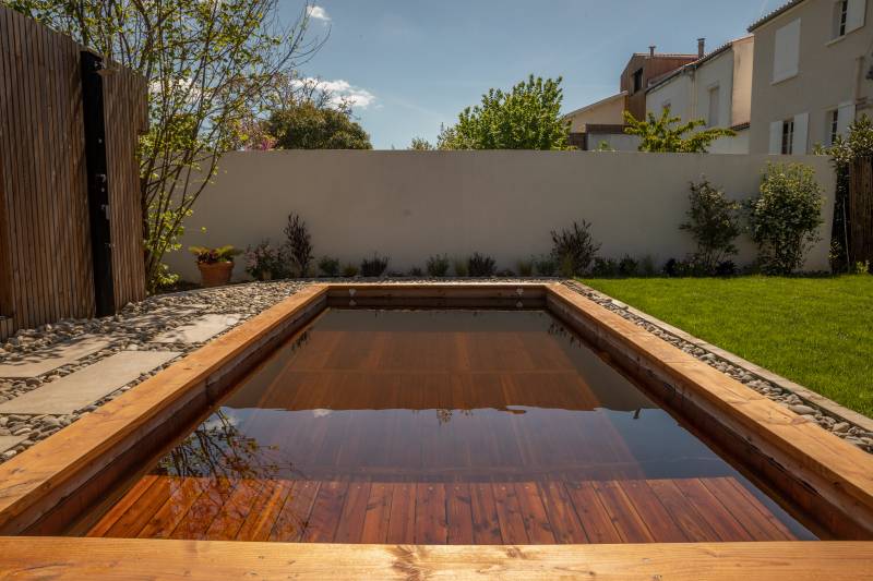 Construction d'aménagement extérieur en bois avec une piscine naturelle en bois à Aix en Provence