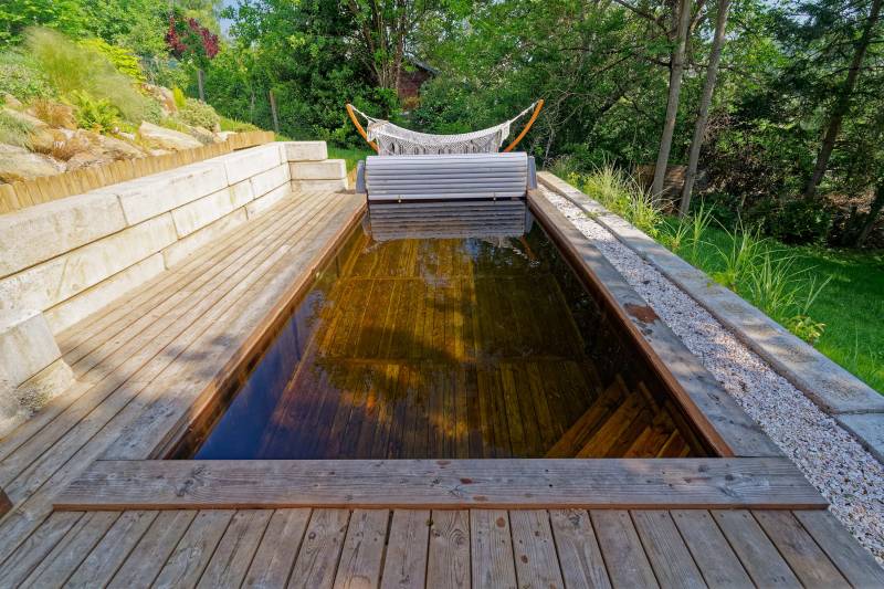 projet piscine haut de gamme avec une terrasse en bois en région parisienne