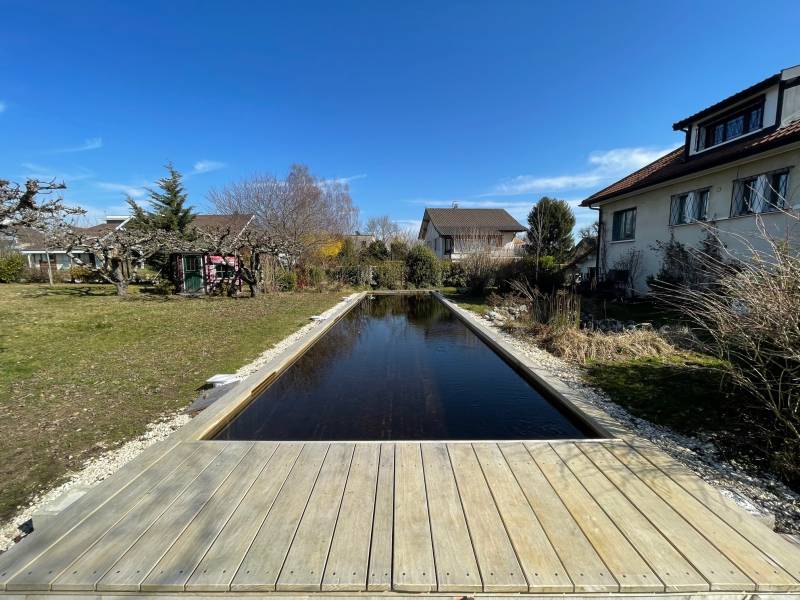 Installation piscine en couloir de nage en bois avec filtration naturelle à béziers
