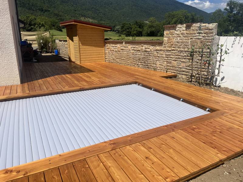 Installation piscine écologique avec un volet immergé sous place à Roanne