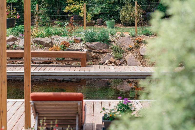 Installation piscine en bois naturel avec terrasse en bois en Normandie